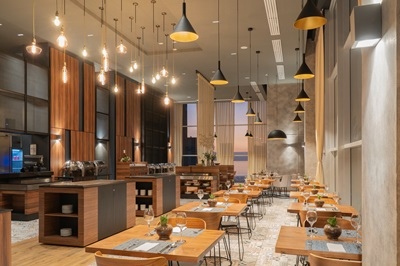 NH_Iquique_Pacífico_Restaurant_interior_central_island_window_natural light_with_sea_view_Lights_on_Decoration_Sunset-3000x2000-compressed