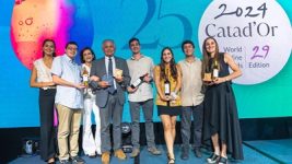 Guido Perucich y su familia en la premiación