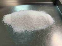 El renio se exporta como polvo blanco en frascos de 1 kilo de contenido-compressed