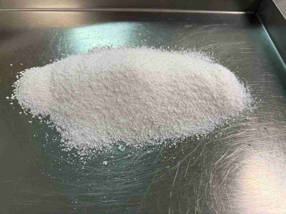 El renio se exporta como polvo blanco en frascos de 1 kilo de contenido-compressed